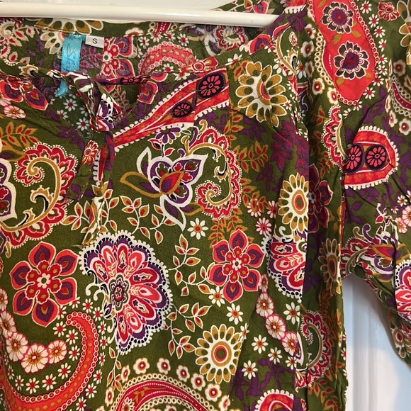3/4 length sleeves paisley top - Picture 2 of 3